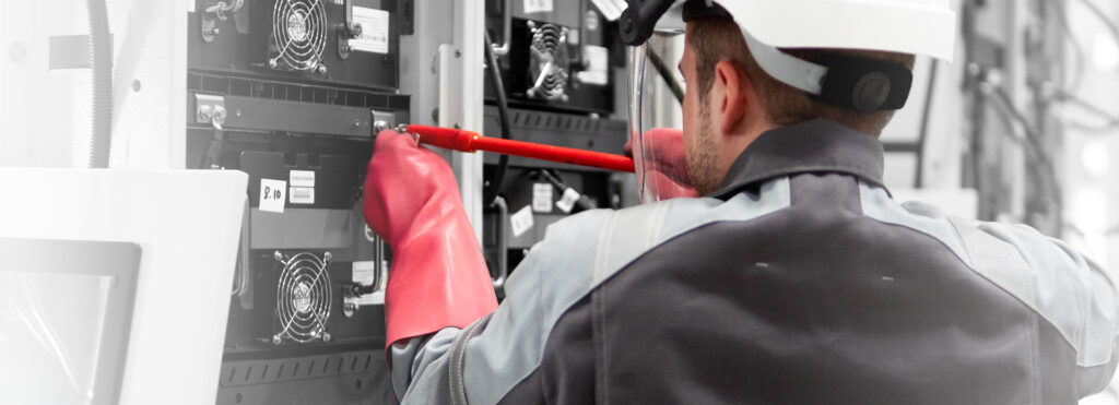 Mitarbeiter bestückt Ladestation mit Lithium-Ionen-Batterien